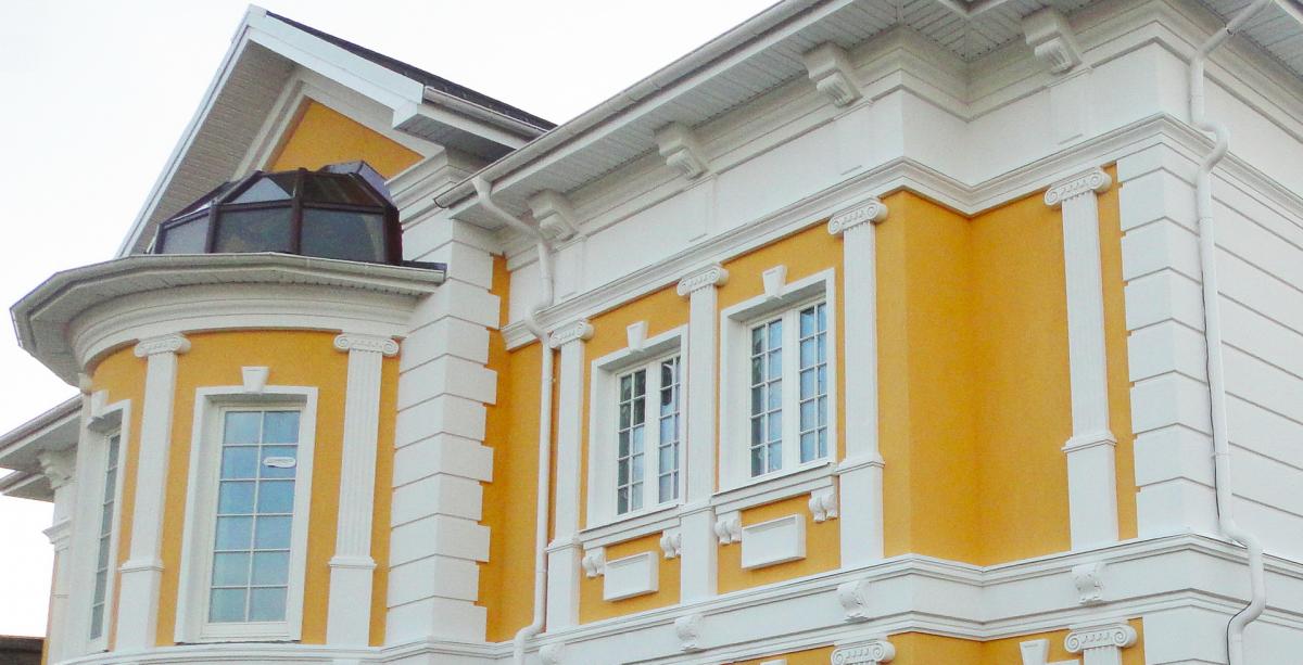 Фасадный декор из пенопласта для отделки фасада дома.